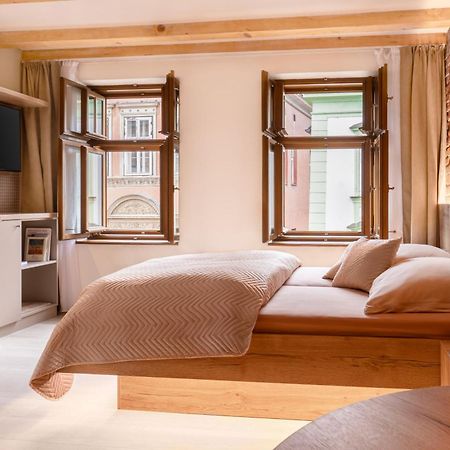 White Wolf Boutique Apartments 奥洛穆茨 外观 照片