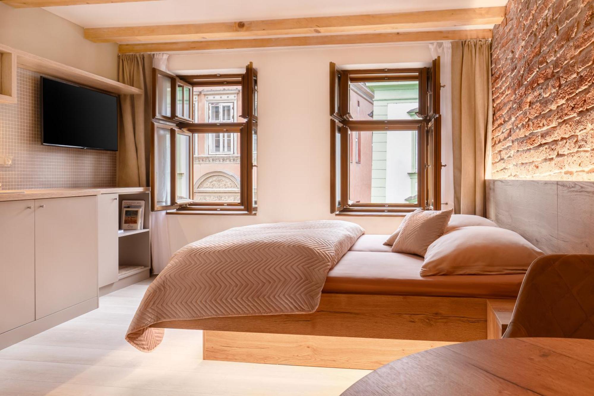 White Wolf Boutique Apartments 奥洛穆茨 外观 照片