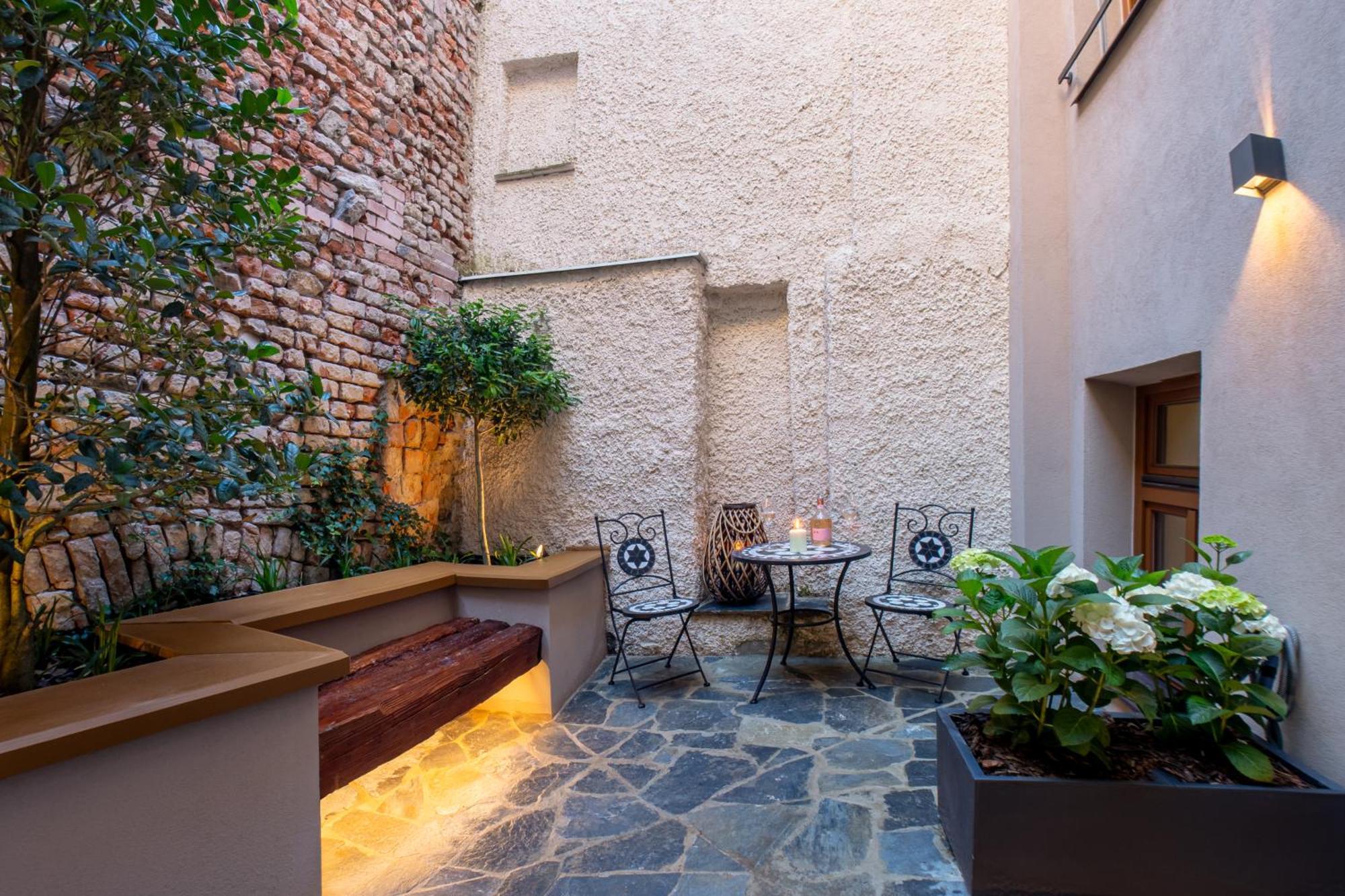 White Wolf Boutique Apartments 奥洛穆茨 外观 照片