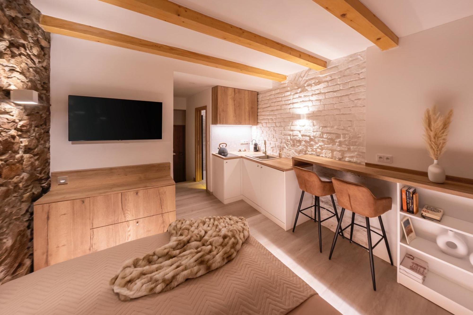 White Wolf Boutique Apartments 奥洛穆茨 外观 照片