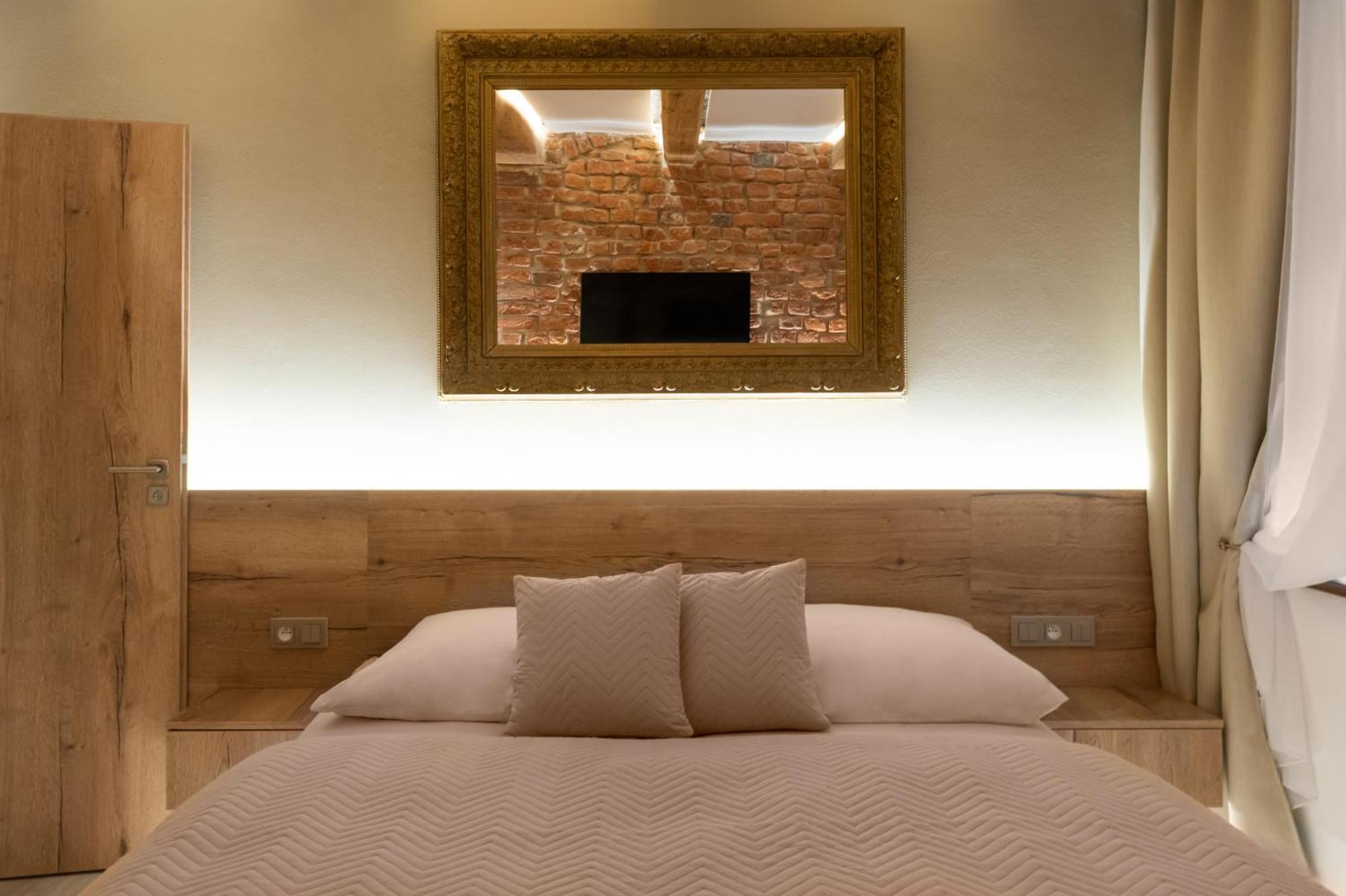White Wolf Boutique Apartments 奥洛穆茨 外观 照片