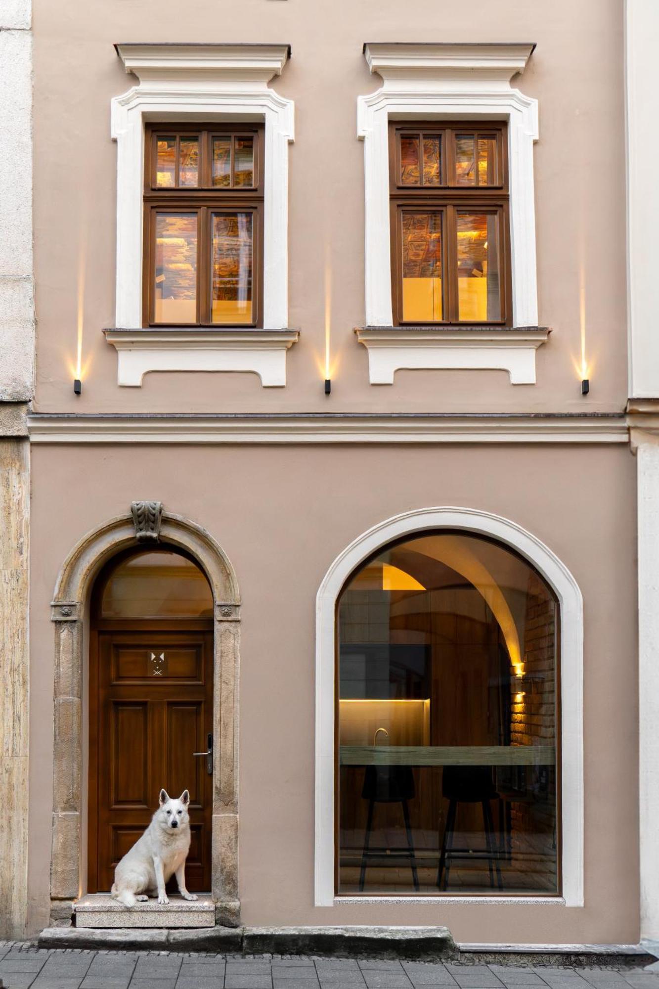 White Wolf Boutique Apartments 奥洛穆茨 外观 照片