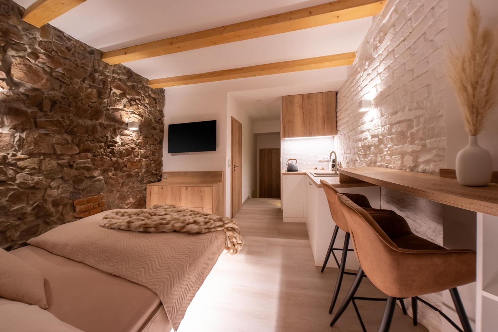 White Wolf Boutique Apartments 奥洛穆茨 外观 照片