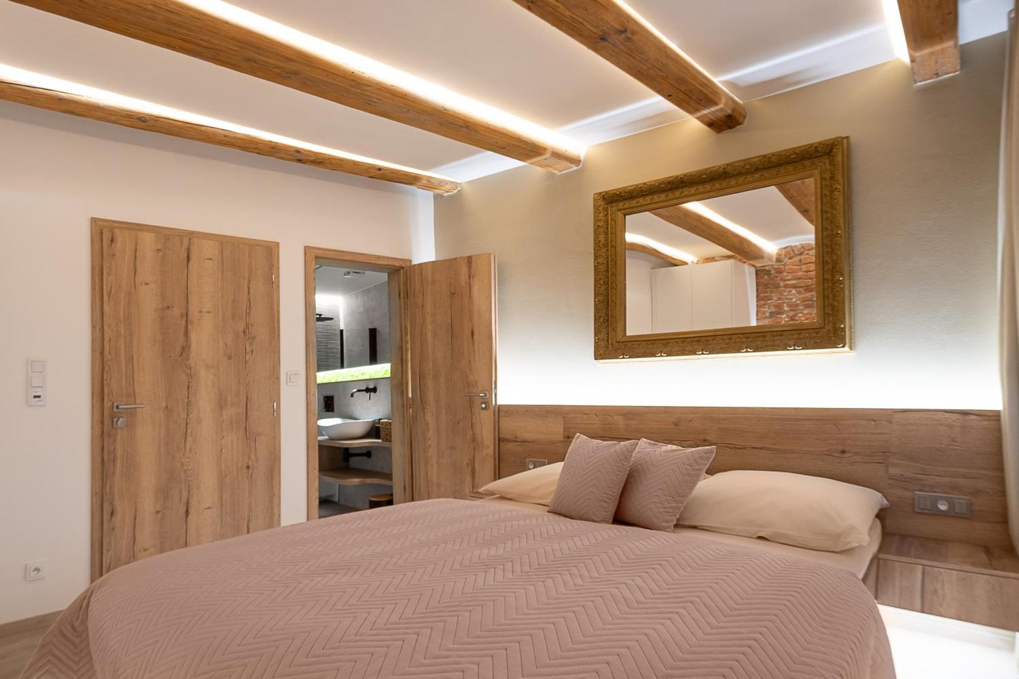 White Wolf Boutique Apartments 奥洛穆茨 外观 照片