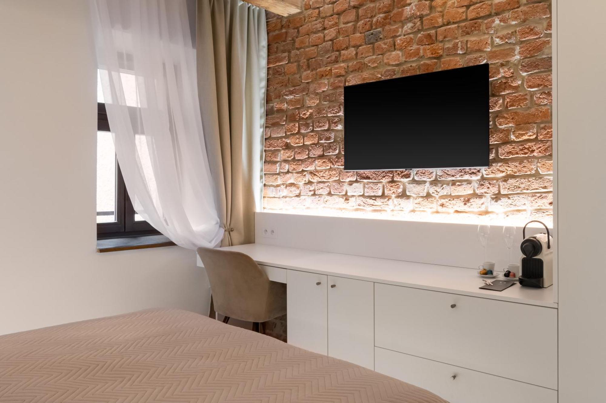 White Wolf Boutique Apartments 奥洛穆茨 外观 照片
