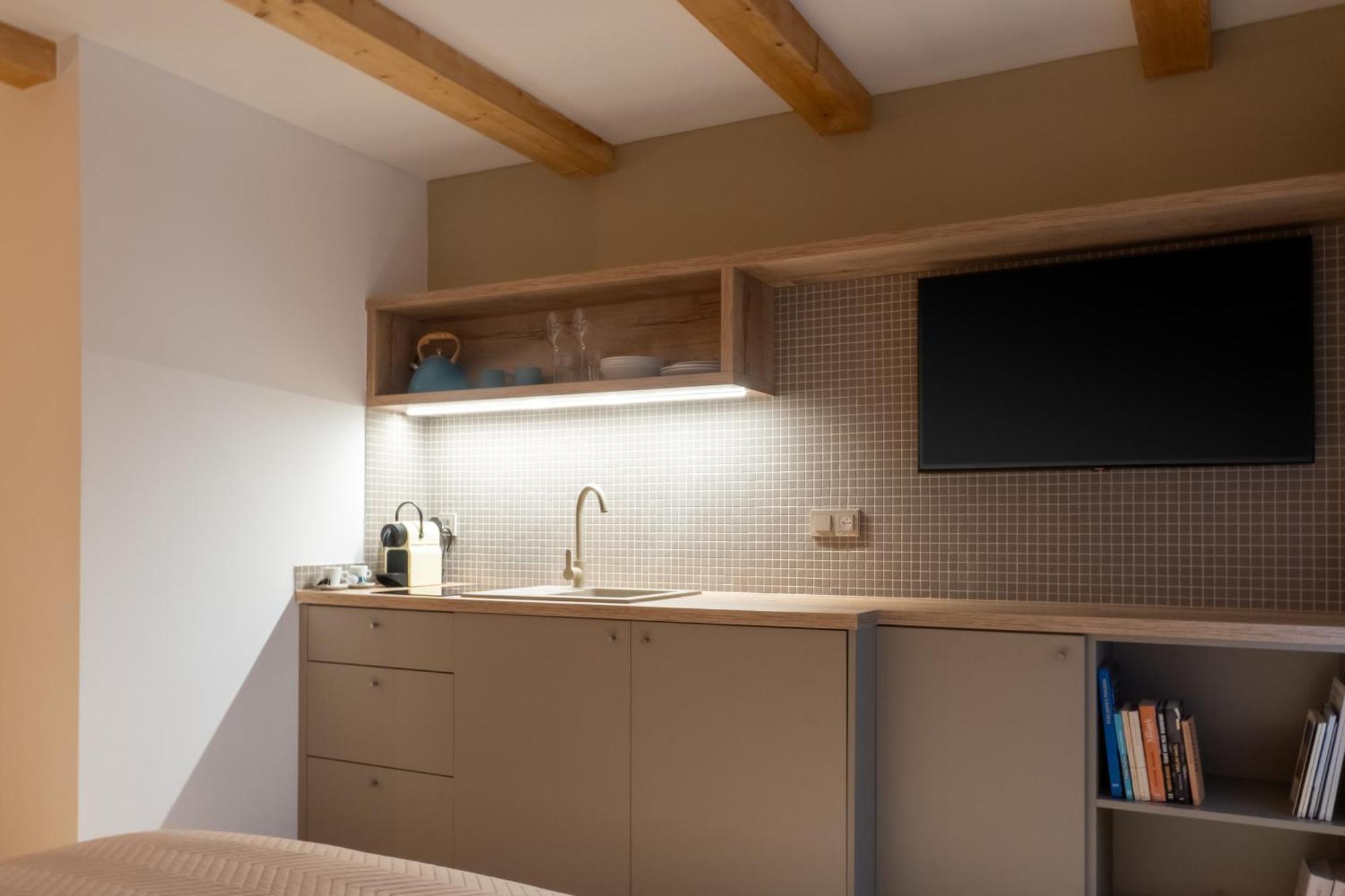 White Wolf Boutique Apartments 奥洛穆茨 外观 照片
