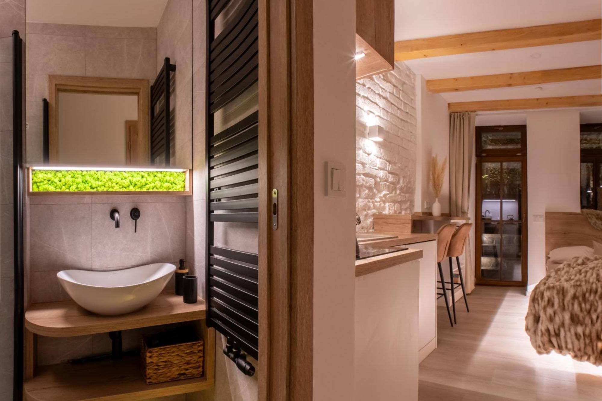 White Wolf Boutique Apartments 奥洛穆茨 外观 照片