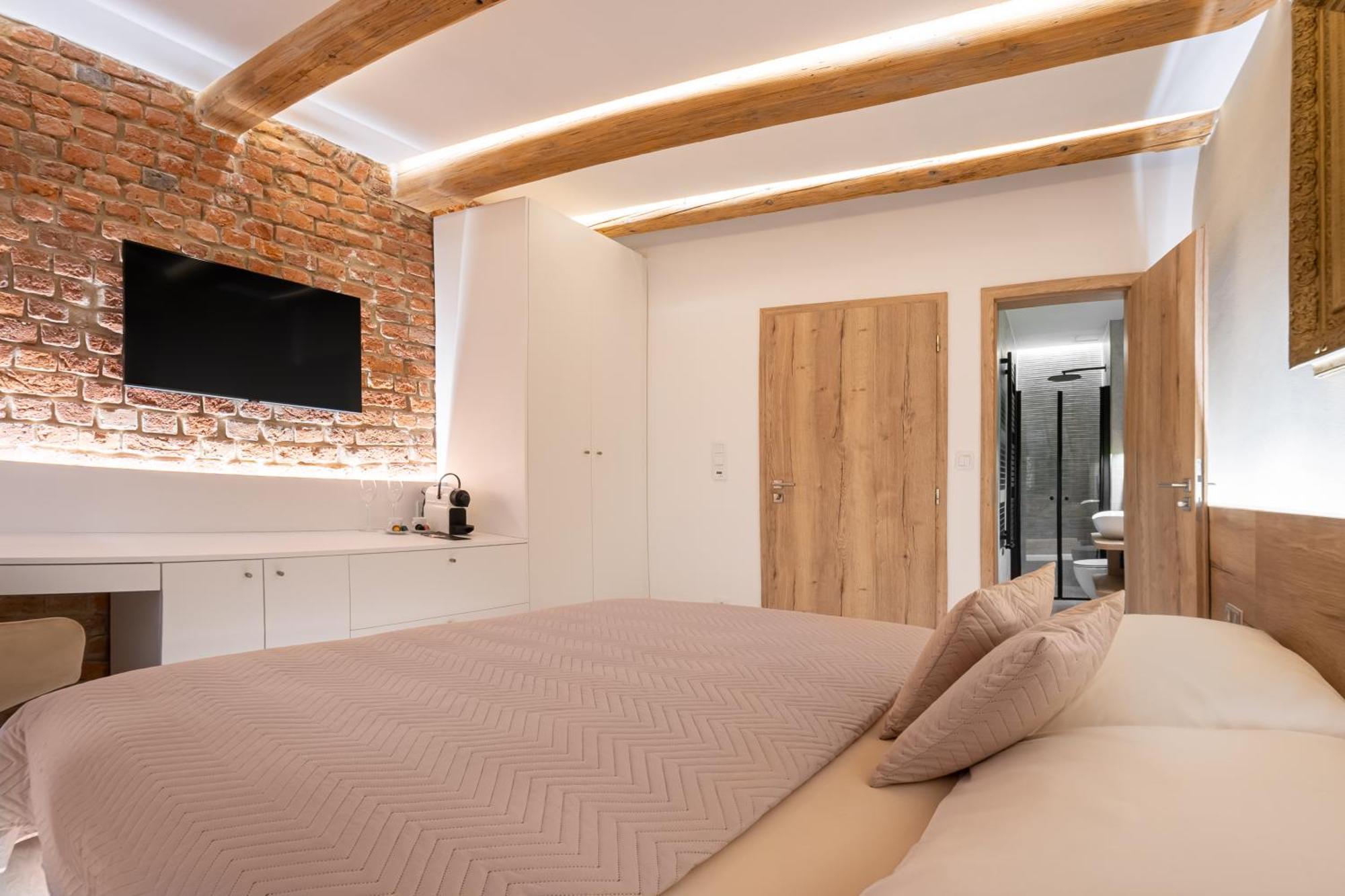 White Wolf Boutique Apartments 奥洛穆茨 外观 照片