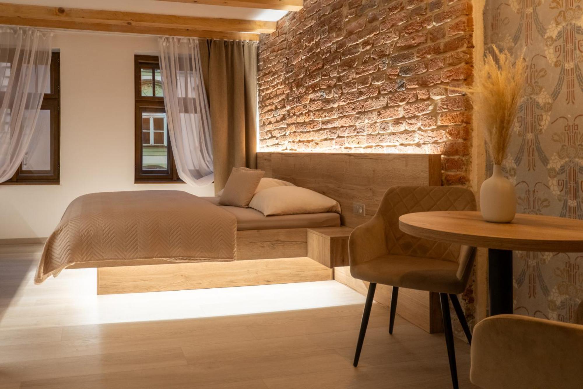 White Wolf Boutique Apartments 奥洛穆茨 外观 照片